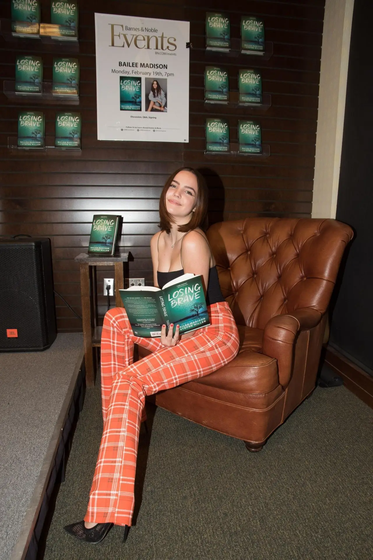 BAILEE MADISON AT SIGNS COPIES OF HER NEW BOOK LOSING BRAVE AT BARNES AND NOBLE08